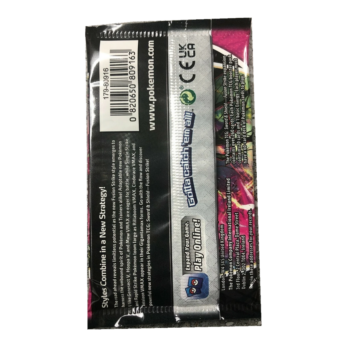 Fusion Strike Booster Pack – achterkant van de Engelse losse booster met barcode en fabrikantgegevens